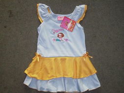 草莓漂亮童裙引领时尚潮流，福州荣登贸易一站式采购童装鞋帽