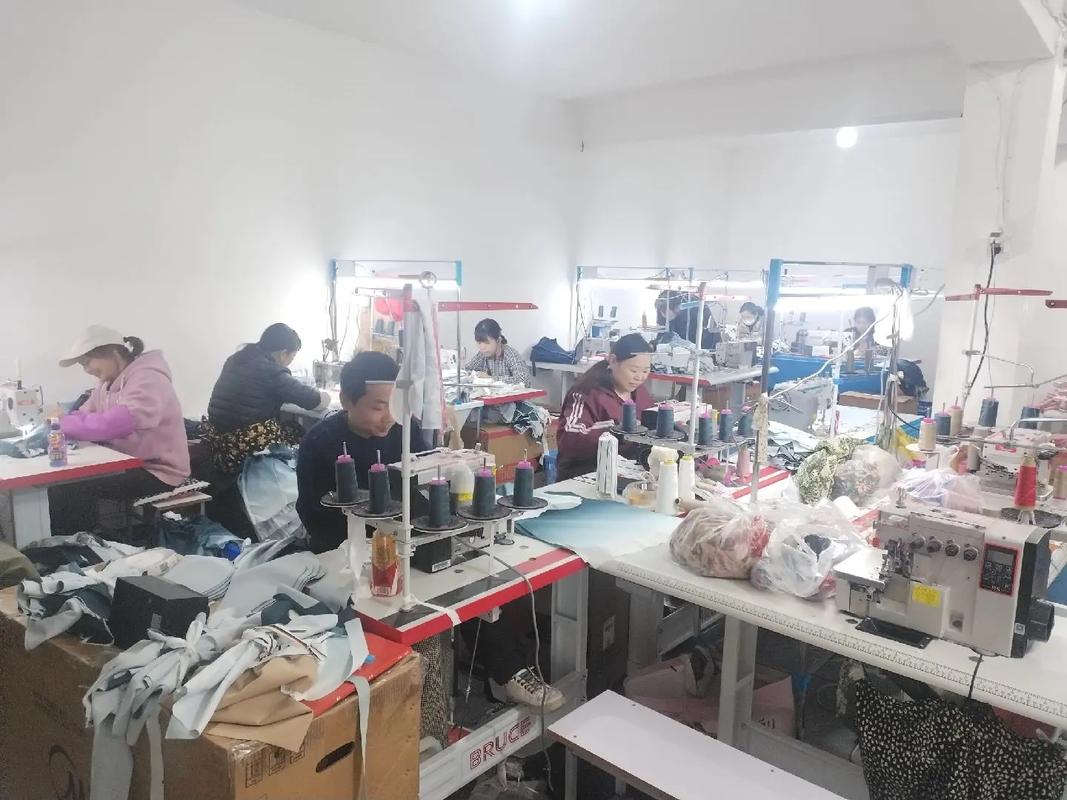 走进服装厂 生产车间现场，探索服装服饰零售的就业机遇